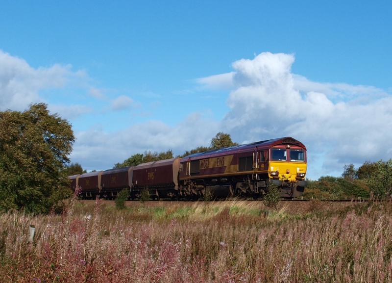 Shewalton - 16-09-2010 : 66087 passes Shewalton Moss between Kilmarnock & Barassie. Photo of Shewalton - 16-09-2010