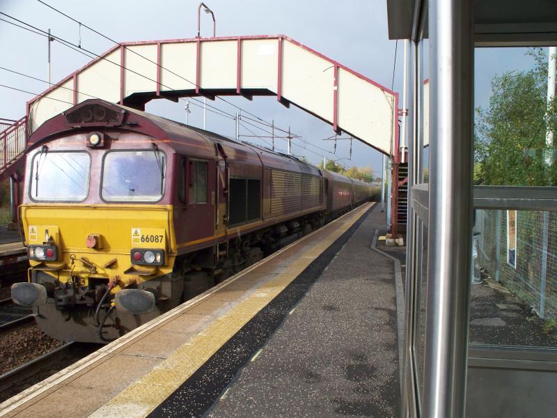 66087 on coal: 66087 trundles through Holytown with coal from Hunterston Photo of 66087 on coal