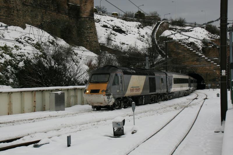 1F22: 43314 + 43320 on a delayed 1F22 07.10 Leeds to Edinburgh due 11.06 arriving 12.13 leaving Calton Tunnel North on 03/12/2010 Photo of 1F22