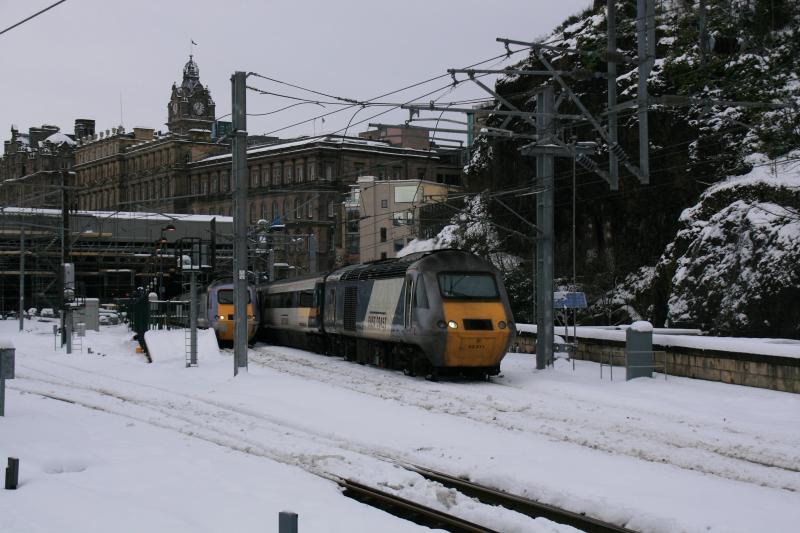 1F64: 43311 + 43315 on 1F64 12.30 Edinburgh to Kings Cross passing the set from the 07.10from Leeds in platform 2 Waverley on 03/12/2010, pont heaters work if the snow only reaches just above rail level. Photo of 1F64