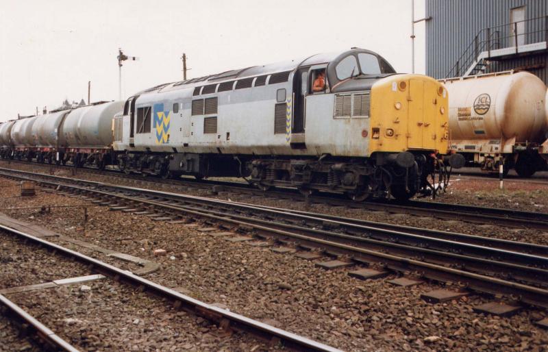 Photo of 37100 arrives at Larbert with tanks for rounding.