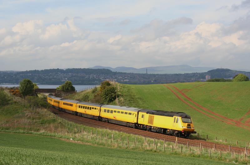 43014 43013 1Q12 Wormit 06/05/11:
43014 leads with 43013 on the rear past Wormit on the 6th May 2011 with 1Q12 Heaton to Heaton via Aberdeen NMT test train Photo of 43014 43013 1Q12 Wormit 06/05/11