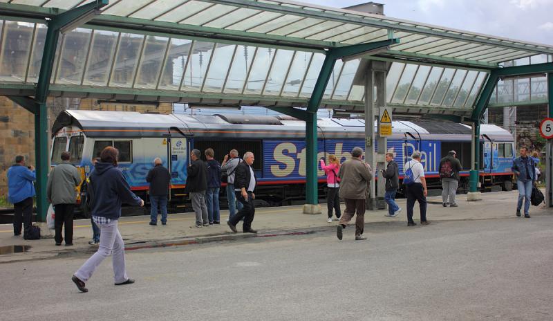 How many portions of my 5 a day...?: The carlisle veg swarm around 66414 (James the Engine) as it pauses for a crew change in Carlisle on 16.07.11, while working the 4S49 Daventry - Grangemouth intermodal. Photo of How many portions of my 5 a day...?