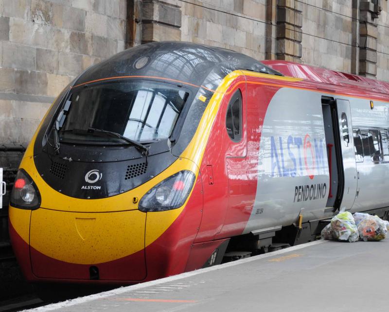Pendo 54 at Glasgow Central: Latest Pendilino 390054 has Just arrived, at 1611, from Euston into Glasgow Central.
Mon 5th September 2011 Photo of Pendo 54 at Glasgow Central